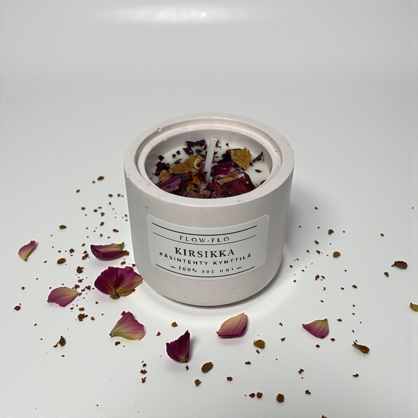 Flow Flo Kirsikka kynttilä käsintehdyssä valkoisessa kipsipurkissa, kuivattuja terälehtiä vahassa – suomalainen käsintehty soijavahakynttilä