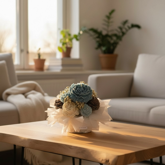 Rauhallinen sinisen ja ruskean sävyinen pioni kynttiläkimppu lahjapakkauksessa – 100% soijavaha, käsintehty Suomessa