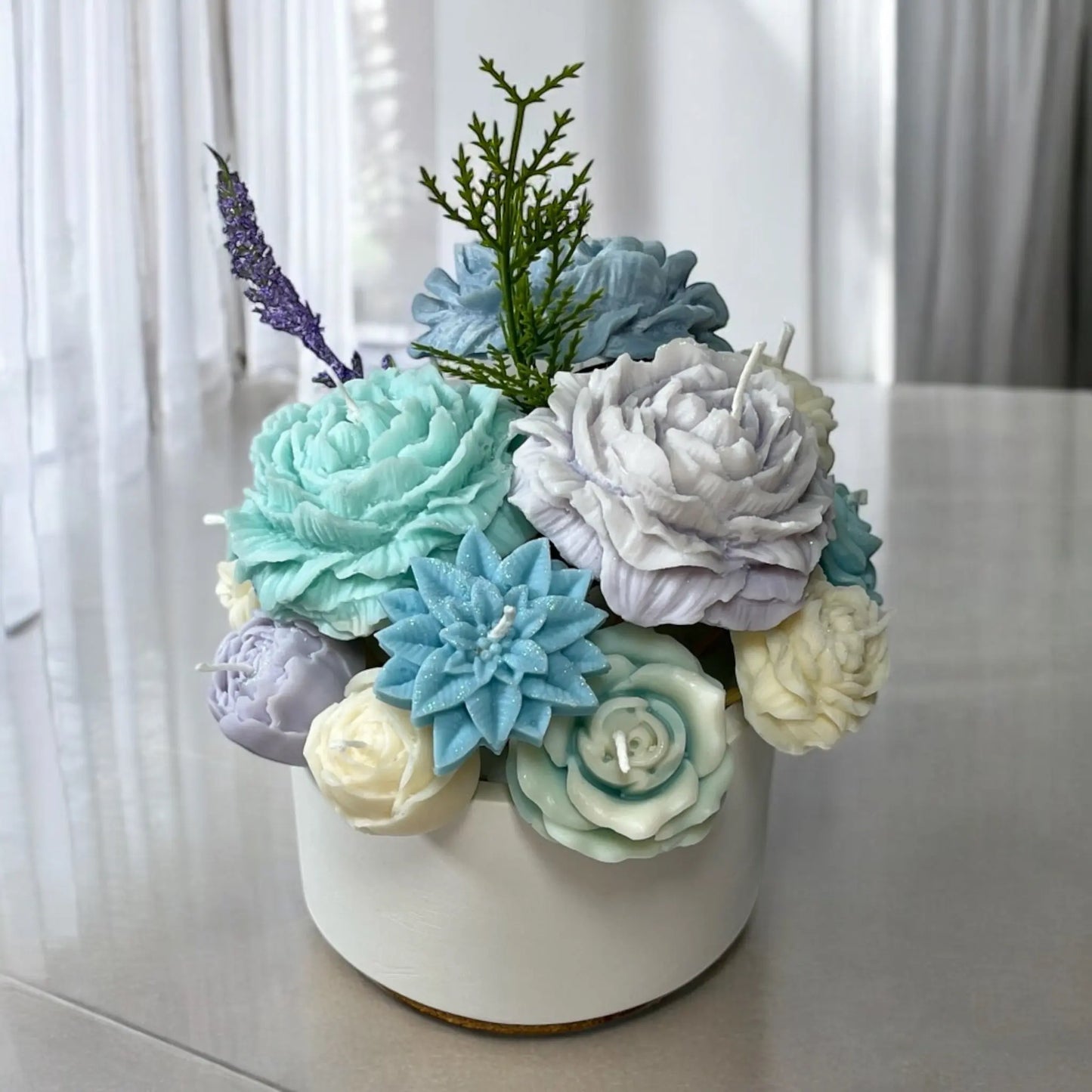 Exclusive Arctic Elegance Gift Set – a handcrafted candle bouquet paired with elegant décor elements, perfect for special occasions and unique gifts.
