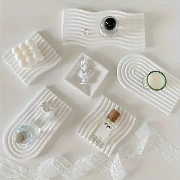 Stylish Arctic-inspired tray for candles and accessories.