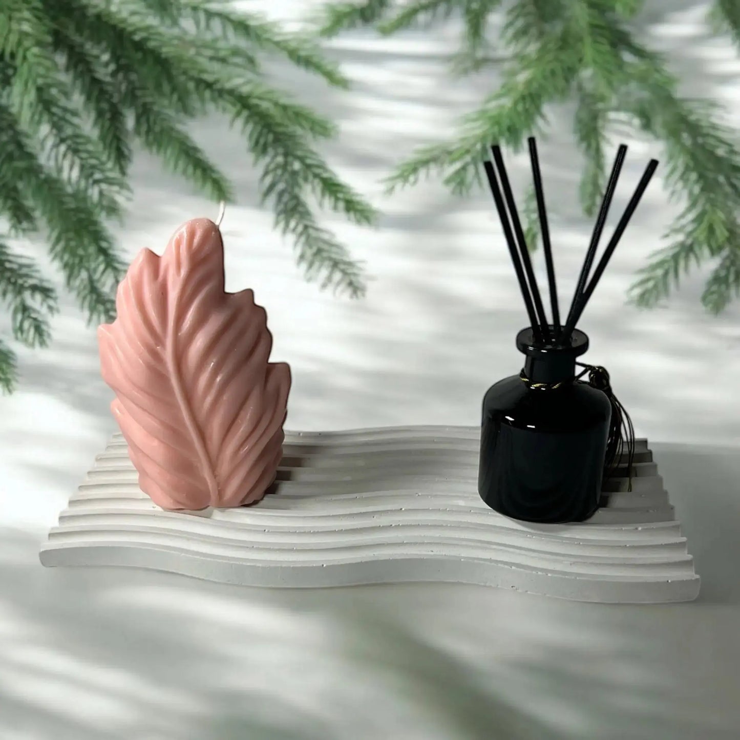 Decorative tray with an elegant Arctic wave design.