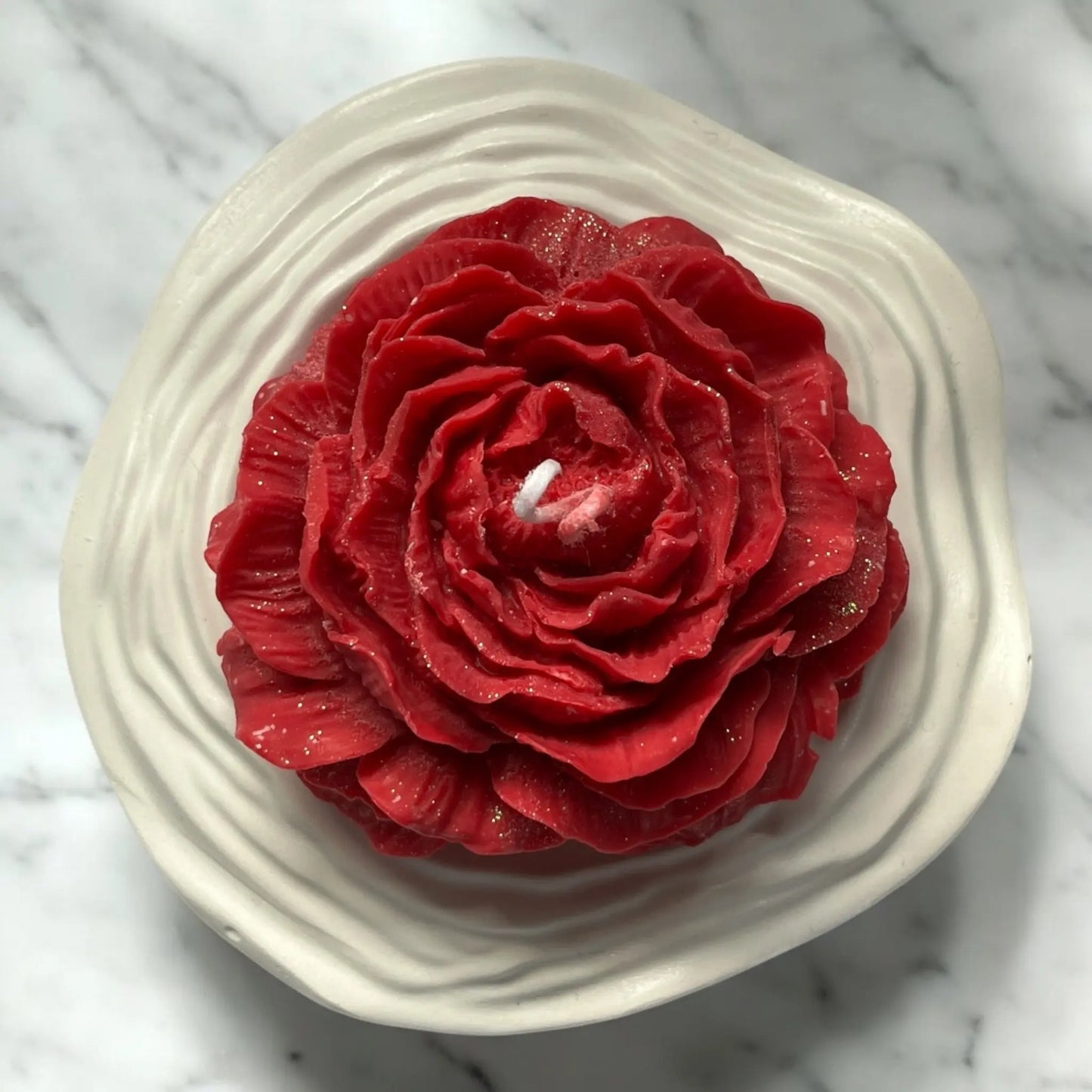 Romantic floral candle inspired by classic roses.