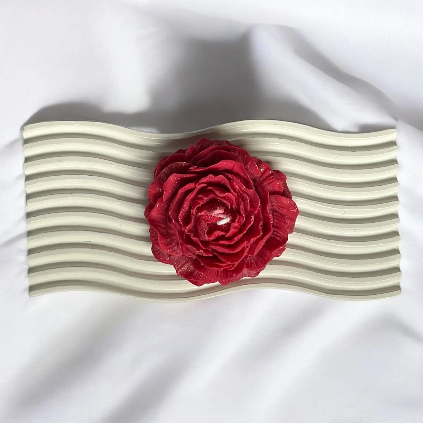 Aesthetic red rose candle for Valentine’s Day decor.