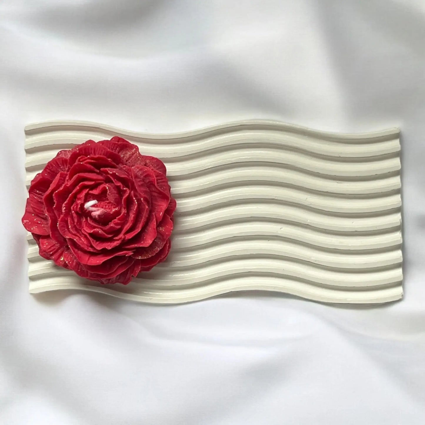 Sophisticated solo candle in a vibrant rose design.