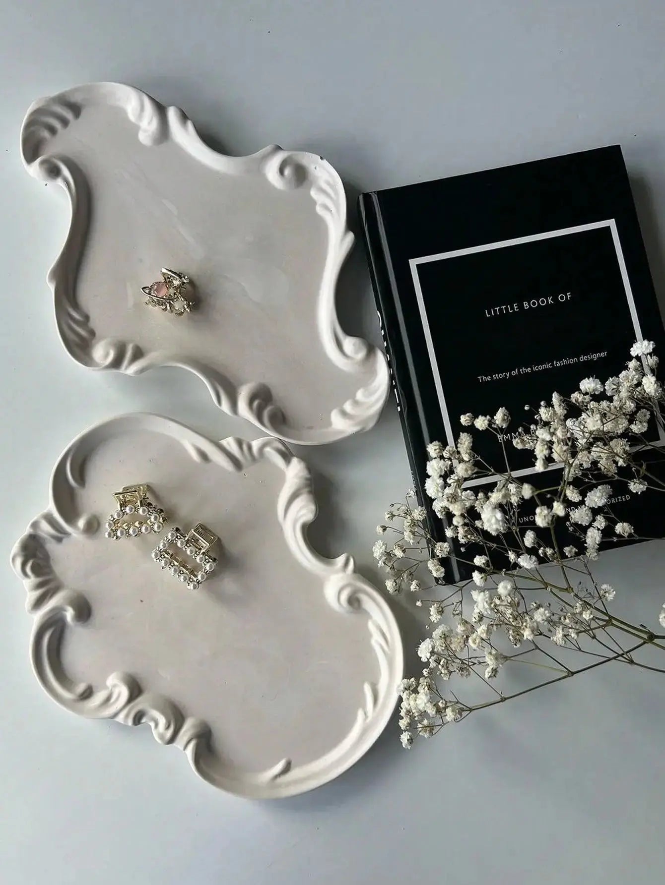 Decorative vintage tray, ideal for showcasing candles and ornaments.