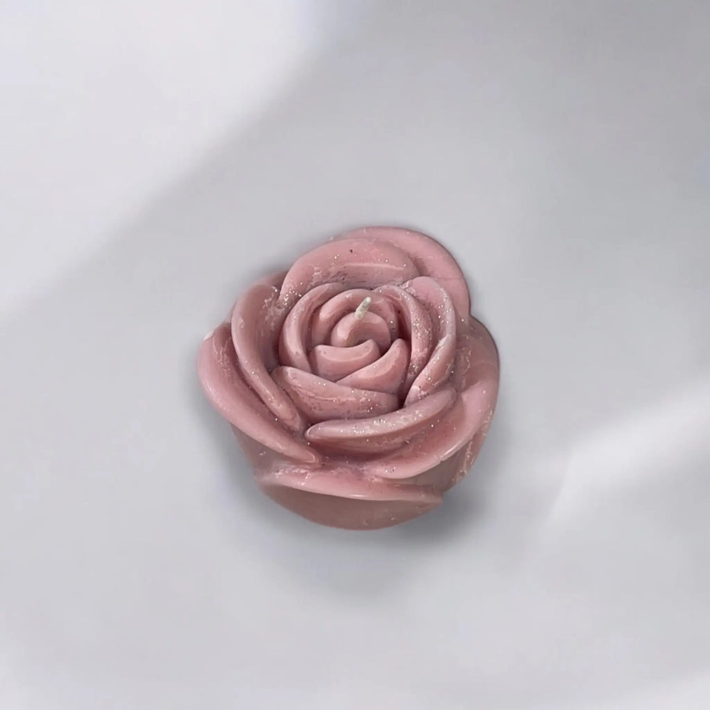 Red rose candle with a charming gift-ready presentation.