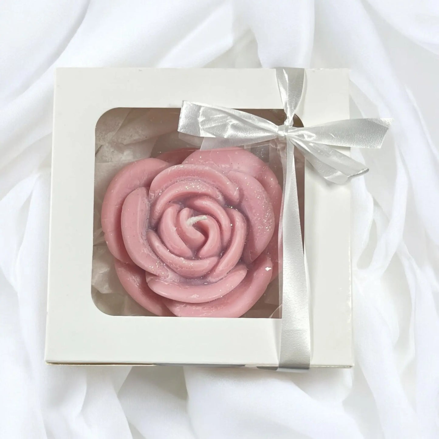 Flower-inspired candle in gift box – ideal for home decor