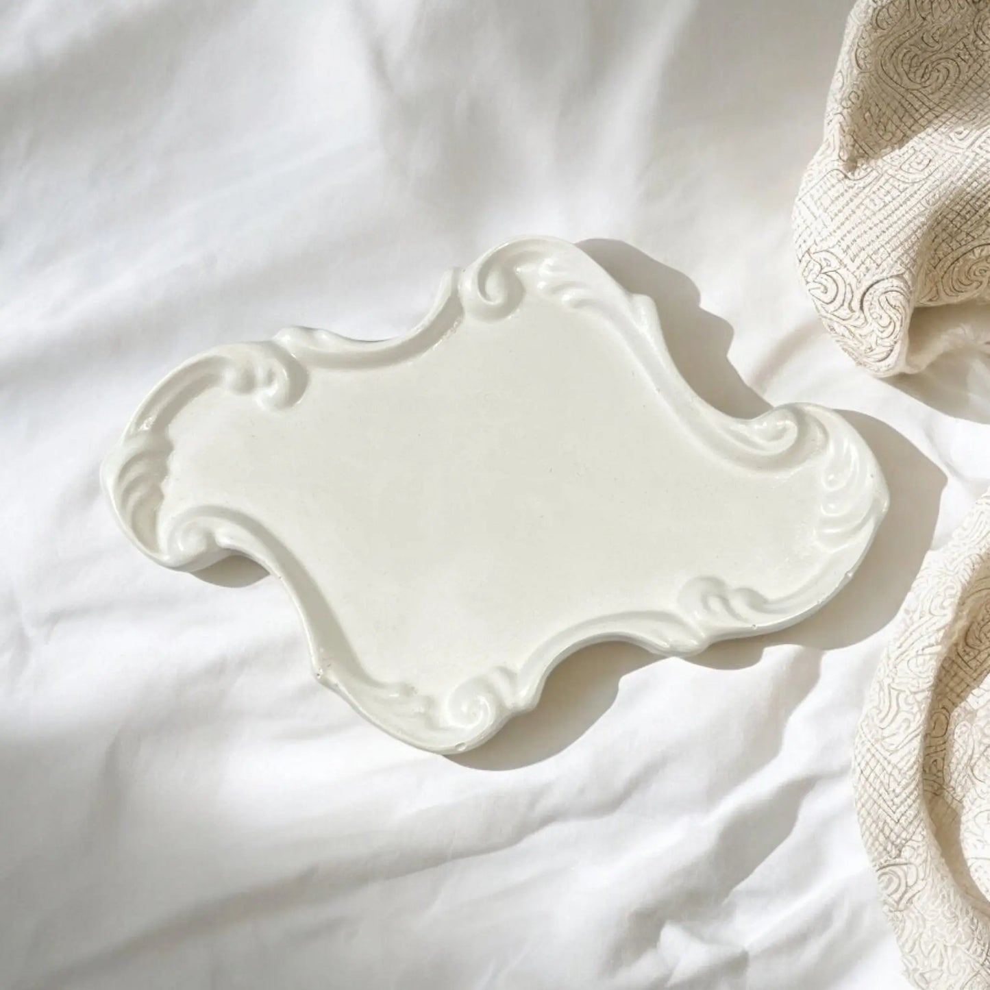 Decorative vintage tray, ideal for showcasing candles and ornaments.