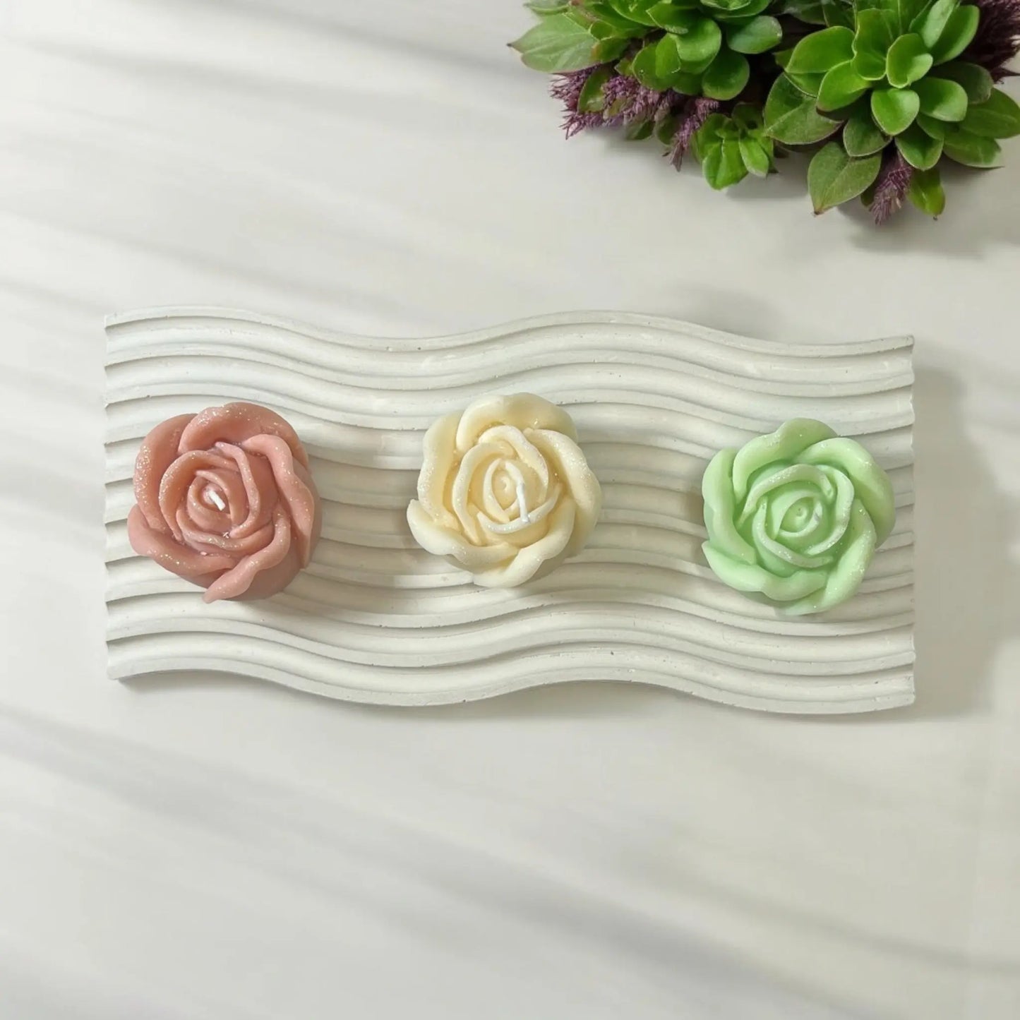 Nordic-inspired wave tray, perfect for a minimalist interior.