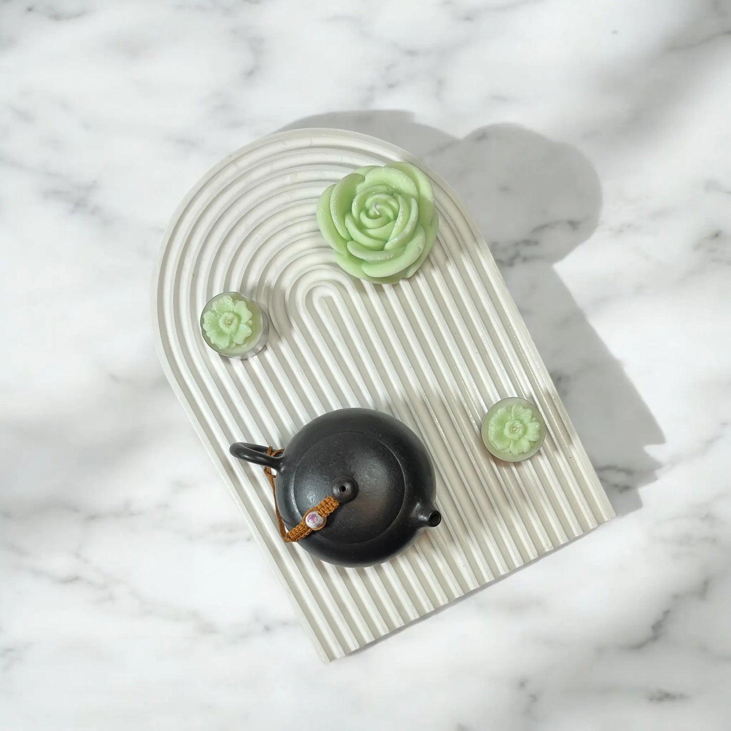 Sleek and modern Arctic tray with a soft arched curve.