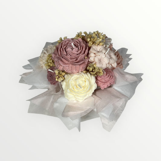 Käsintehty soijavahasta valettu kukkakimppu, jossa gerbera, ruusu ja pioni pastellisävyissä.
