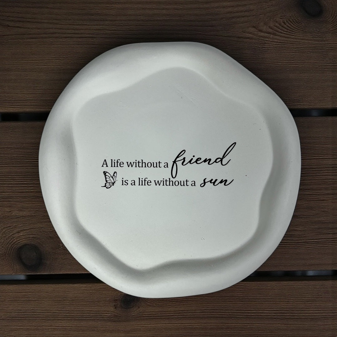 Valkoinen kipsilautanen inspiroivalla lainauksella