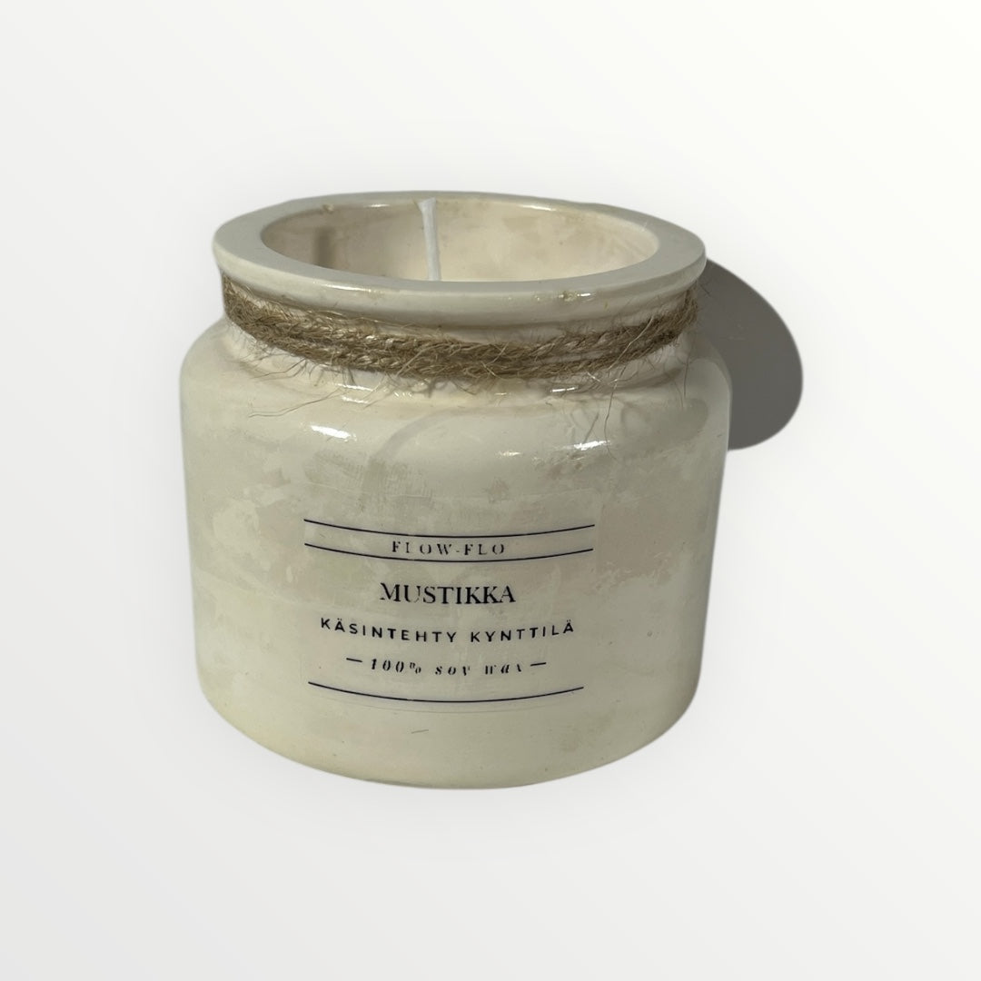 Flow Flo Mustikka -käsintehty tuoksukynttilä valkoisessa rustiikkisessa purkissa juuttinarukoristeella, tuoreita mustikoita ympärillä puupöydällä – raikas ja marjainen ekologinen soijavaha kynttilä sisustukseen
