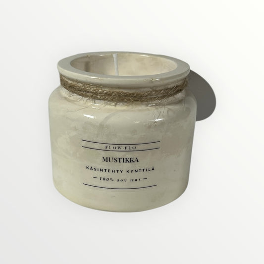 Flow Flo Mustikka -käsintehty tuoksukynttilä valkoisessa rustiikkisessa purkissa juuttinarukoristeella, tuoreita mustikoita ympärillä puupöydällä – raikas ja marjainen ekologinen soijavaha kynttilä sisustukseen