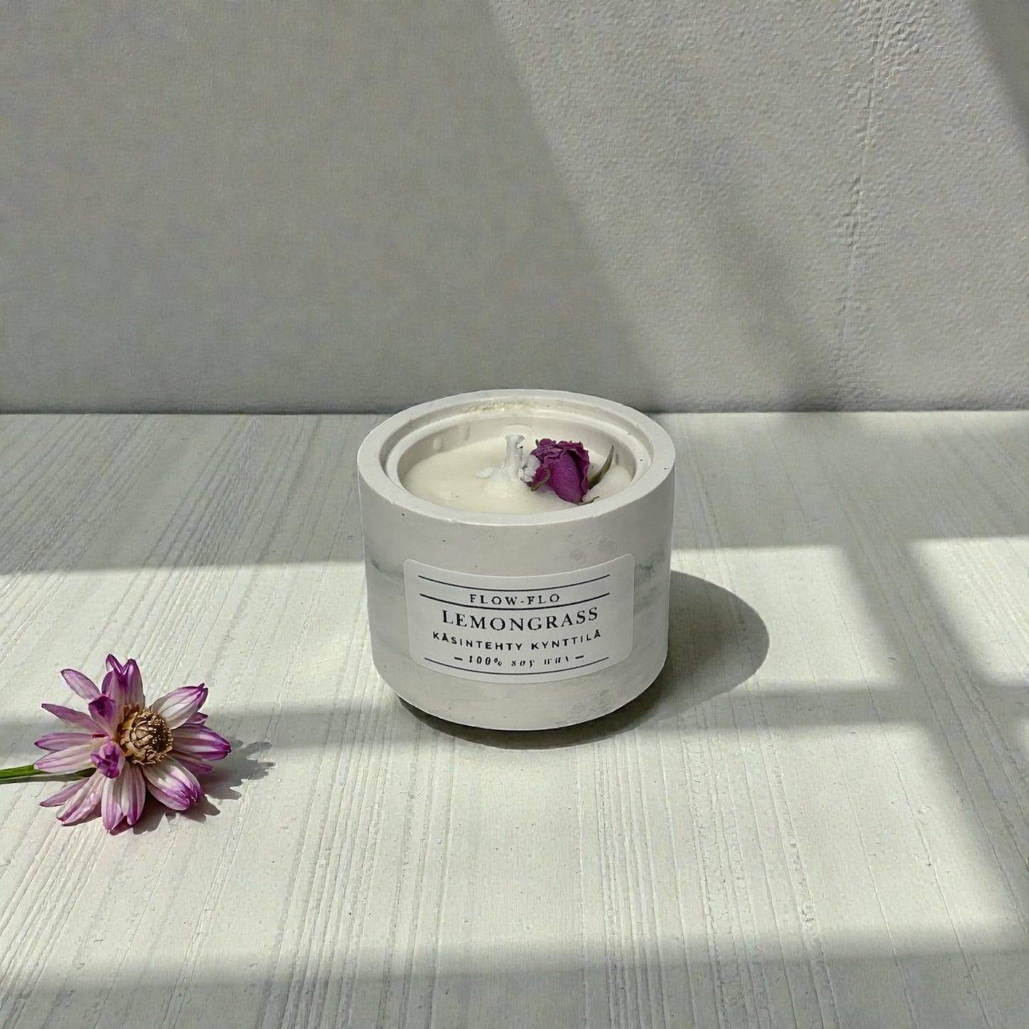 Flow Flo Lemongrass kynttilä käsintehdyssä vaaleassa kipsipurkissa, koristeltu kuivatulla kukalla – suomalainen käsintehty soijavahakynttilä