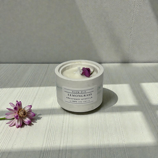 Flow Flo Lemongrass kynttilä käsintehdyssä vaaleassa kipsipurkissa, koristeltu kuivatulla kukalla – suomalainen käsintehty soijavahakynttilä