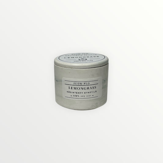 Flow Flo Lemongrass -käsintehty tuoksukynttilä vaaleassa kipsipurkissa, 100 % soijavahaa, kuivattu ruusunnuppu päällä – raikas sitruksinen luonnollinen tuoksukynttilä