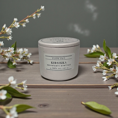 Käsintehty kirsikka-tuoksukynttilä Flow Flo, luonnollinen soijavaha uniikissa kipsipurkissa suojapinnoitteella, koristeltu kuivatuilla kukilla – makea kesäinen aromi kotiin