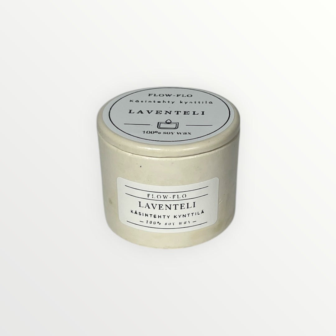 Flow Flo Laventeli -käsintehty tuoksukynttilä vaaleassa kipsipurkissa, 100 % soijavahaa, laventelinoksat vieressä – rauhoittava luonnollinen tuoksukynttilä