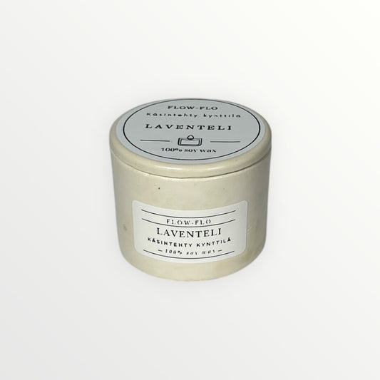 Flow Flo Laventeli -käsintehty tuoksukynttilä vaaleassa kipsipurkissa, 100 % soijavahaa, laventelinoksat vieressä – rauhoittava luonnollinen tuoksukynttilä