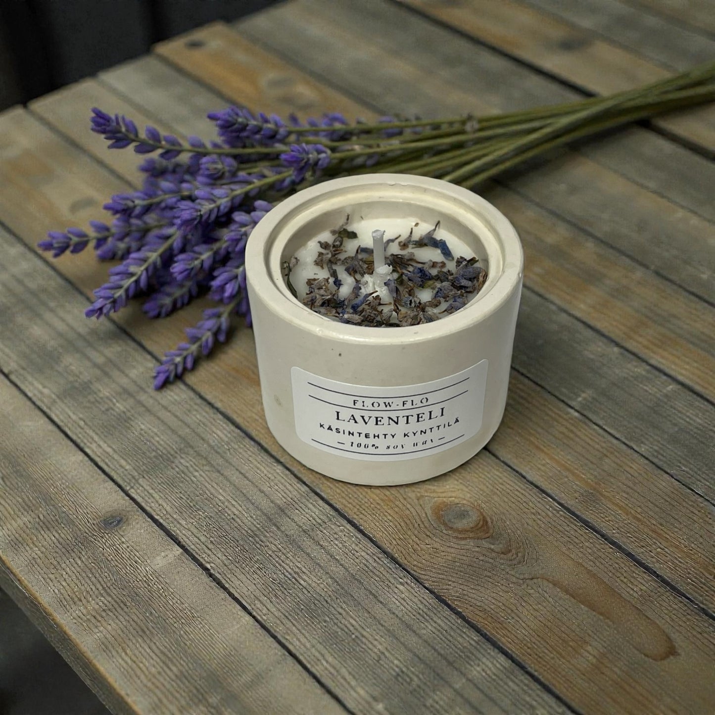 Käsintehty laventeli-tuoksukynttilä Flow Flo, luonnollinen soijavaha kauniissa kipsipurkissa, suojapinnoitteella – rentouttava aromi kotiin