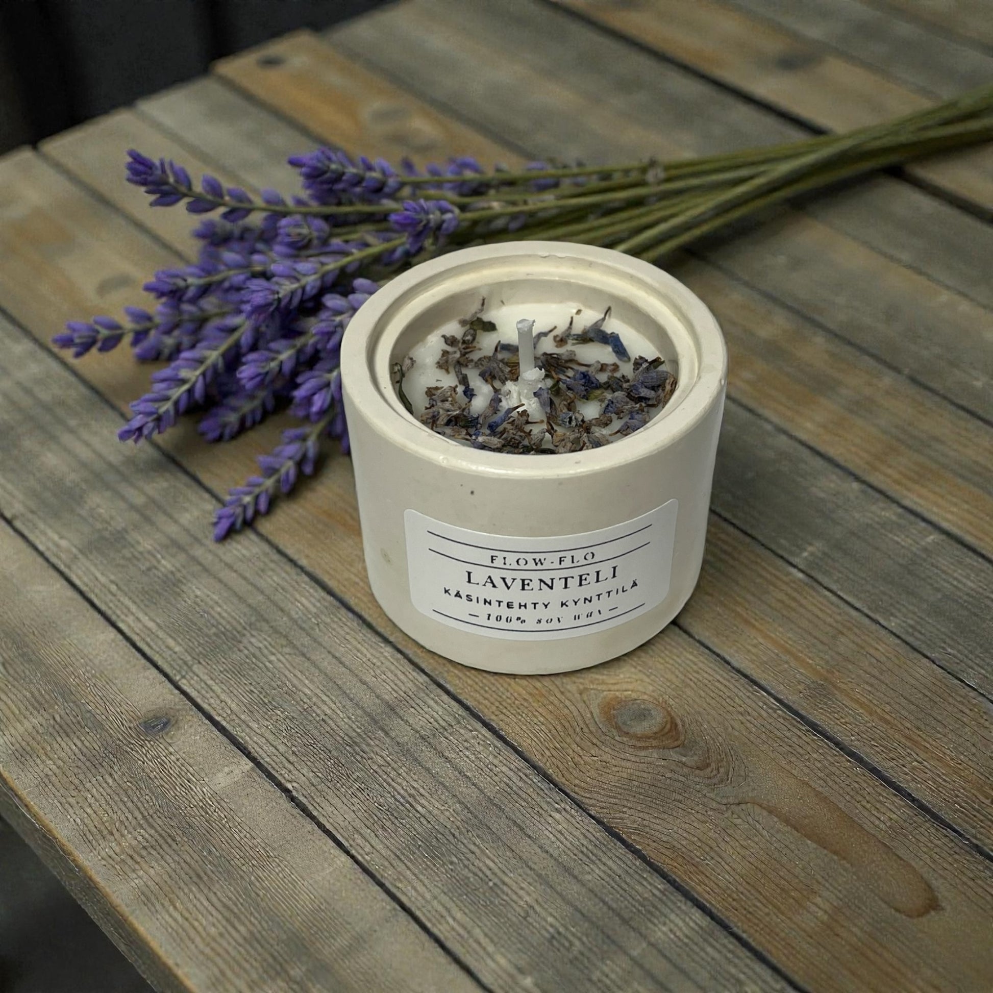 Käsintehty laventeli-tuoksukynttilä Flow Flo, luonnollinen soijavaha kauniissa kipsipurkissa, suojapinnoitteella – rentouttava aromi kotiin