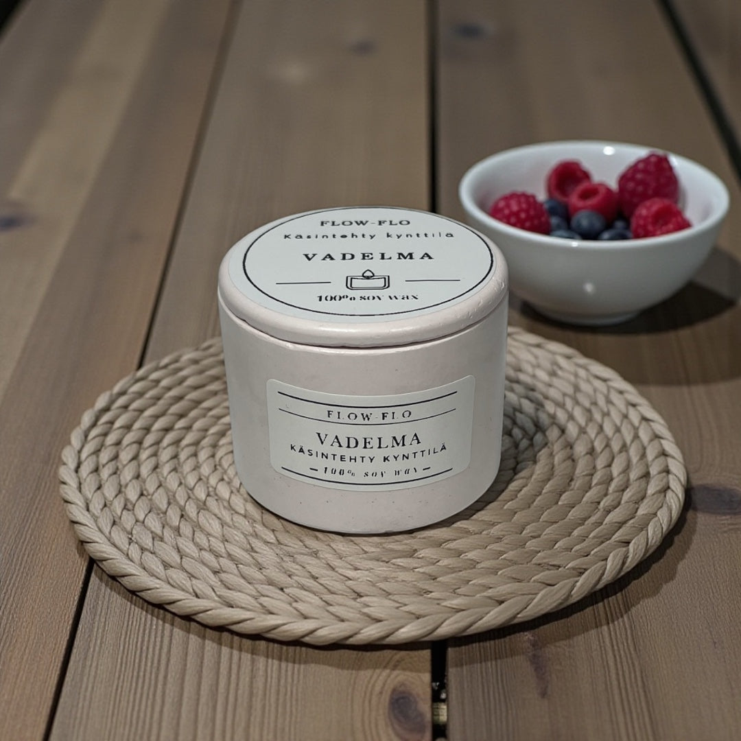 Kaunis käsintehty vadelmatuoksukynttilä kipsipurkissa, soijavaha, tuoreita vadelmia ympärillä – makea ja mehukas lahjaidea