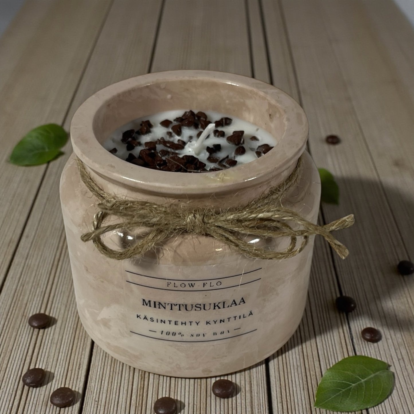 Herkullinen Minttusuklaa tuoksukynttilä Flow Flo -sarjasta, 100 % luonnollinen soijavaha, kaunis vaaleanruskea purkki narukoristeella – viileä minttu ja lämmin suklaa käsintehty kynttilä tunnelmaan.