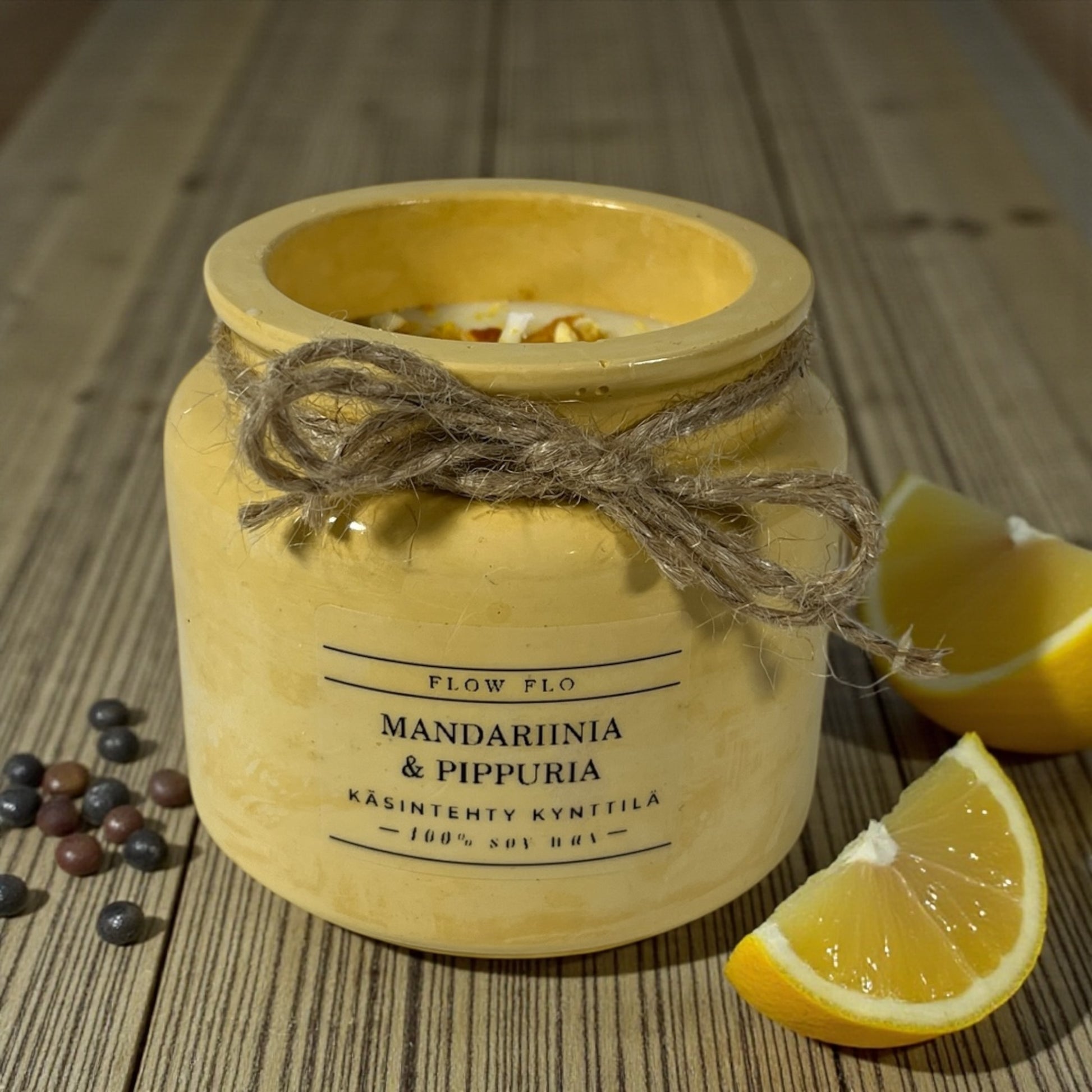 Raikas Mandariini & Pippuri tuoksukynttilä Flow Flo -sarjasta, 100 % luonnollinen soijavaha, kaunis keltainen purkki juuttinarulla – energisoiva sitrus-mausteinen käsintehty kynttilä mandariinien ja pippurien kanssa.