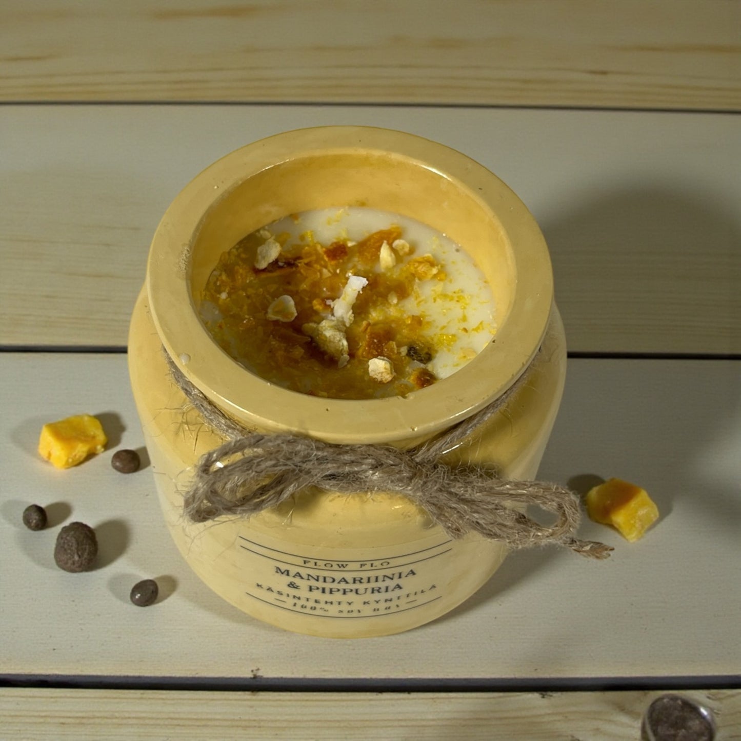 Virkeä Mandariini & Pippuri käsintehty tuoksukynttilä Flow Flolta, 100 % kasviperäinen soijavaha vaaleankeltaisessa purkissa narukoristeella – sitruksinen ja mausteinen ekologinen sisustuskynttilä mandariineilla ja pippurilla.
