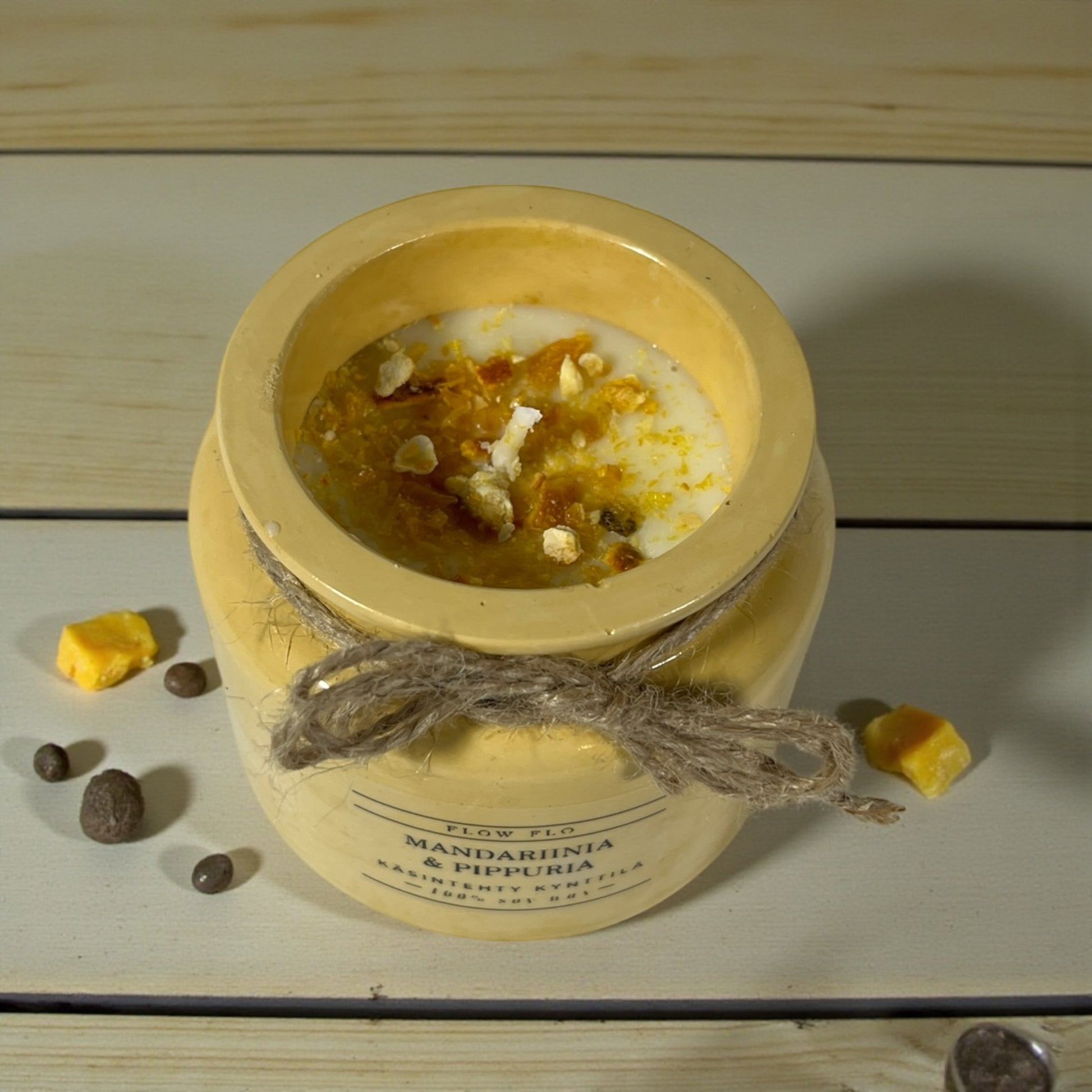 Virkeä Mandariini & Pippuri käsintehty tuoksukynttilä Flow Flolta, 100 % kasviperäinen soijavaha vaaleankeltaisessa purkissa narukoristeella – sitruksinen ja mausteinen ekologinen sisustuskynttilä mandariineilla ja pippurilla.