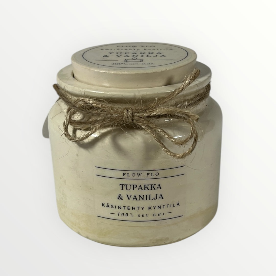 Flow Flo Tabak & Vanilja -käsintehty tuoksukynttilä vaaleanbeigessä rustiikkisessa purkissa juuttinarukoristeella puupöydällä – lämmin ja kodikas ekologinen soijavaha kynttilä sisustukseen