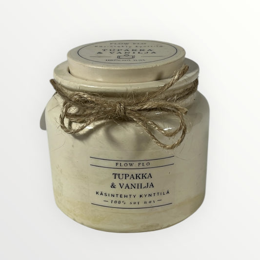 Flow Flo Tabak & Vanilja -käsintehty tuoksukynttilä vaaleanbeigessä rustiikkisessa purkissa juuttinarukoristeella puupöydällä – lämmin ja kodikas ekologinen soijavaha kynttilä sisustukseen