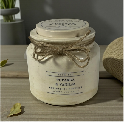Flow Flo Tabak & Vanilja käsintehty tuoksukynttilä vaaleanbeigessä rustiikkisessa purkissa juuttinarukoristeella puupöydällä – lämmin savuisen tabakin ja makean vaniljan ekologinen soijavaha kynttilä sisustukseen.