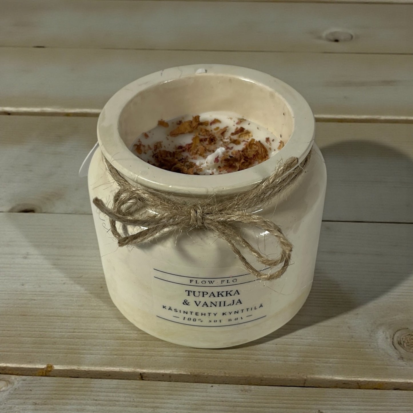 Kodikas Tabak & Vanilja käsintehty tuoksukynttilä Flow Flolta, 100 % kasviperäinen soijavaha beige purkissa juuttinarulla – savuisen tabakin ja makean vaniljan yhdistelmä ekologisena sisustuskynttilänä.