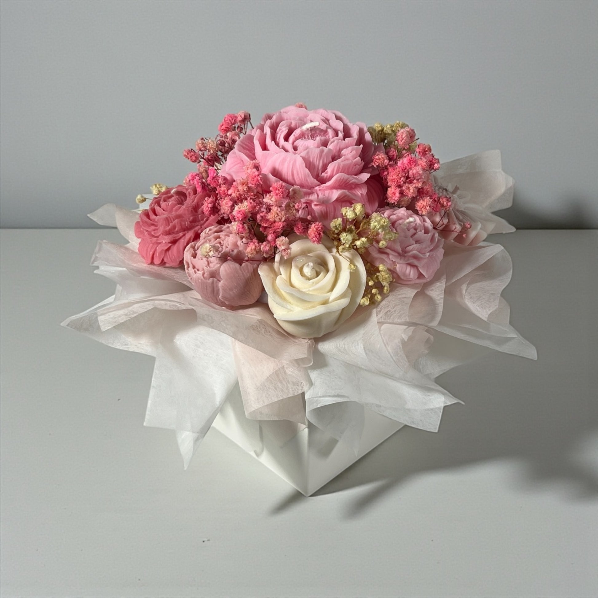 Uniikki suomalainen kynttiläbuketti pionimuotoisista soijavahakynttilöistä kuivakukkoristein – vaaleanpunainen ja kerma