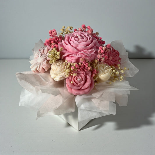 Käsintehty soijavaha kynttiläkimppu romanttisina vaaleanpunaisina ja roosana pionikynttilöinä valkoisessa lahjarasiassa läpinäkyvällä ikkunalla