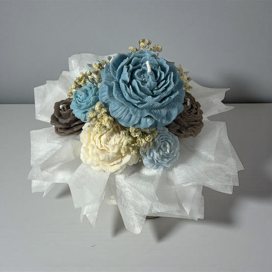 Käsintehty soijavaha kynttiläkimppu rauhallisina sinisen, vaaleansinisen ja ruskeina pionikynttilöinä valkoisessa lahjarasiassa läpinäkyvällä ikkunalla