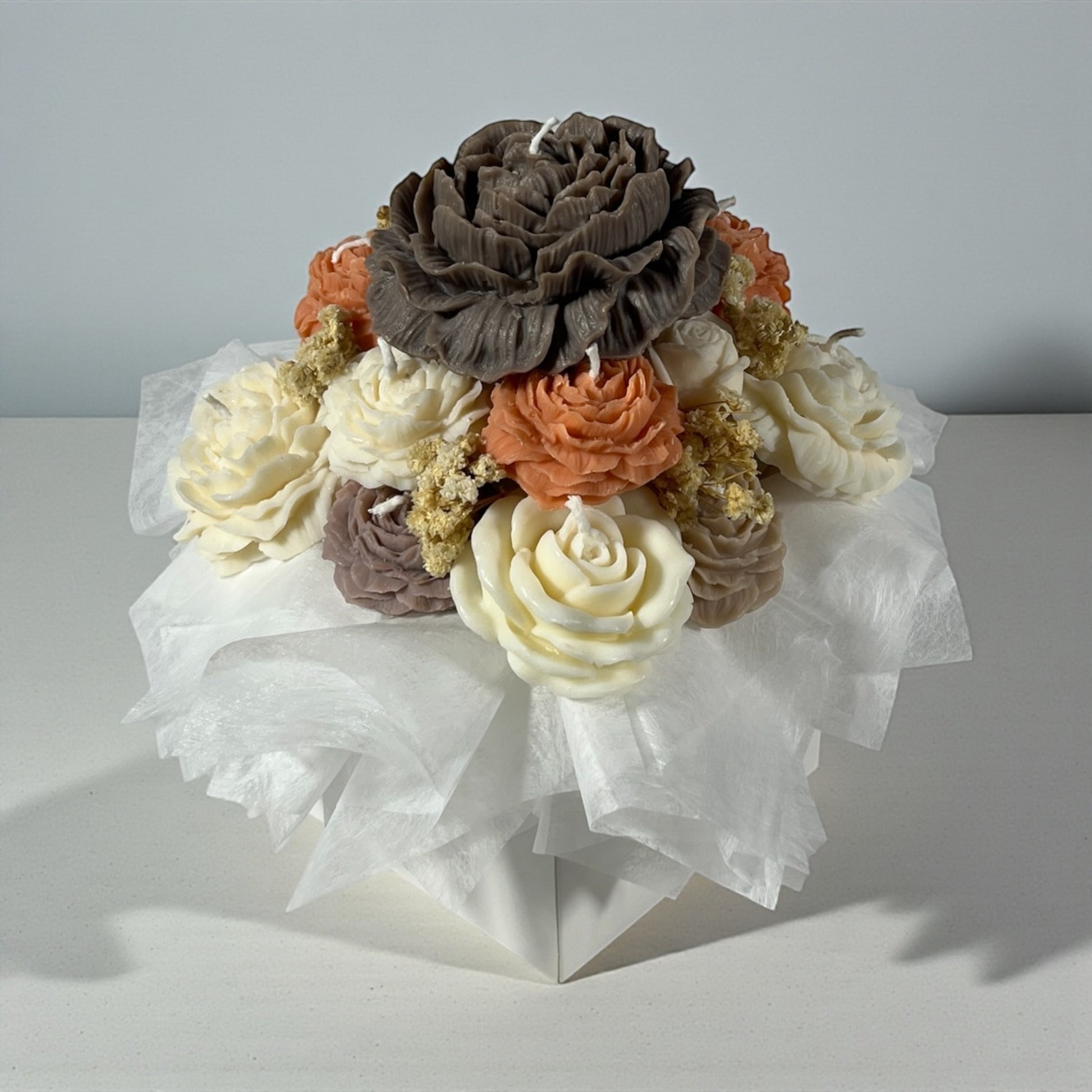 Käsintehty soijavaha kynttiläkimppu neutraaleina ja maanläheisinä pionikynttilöinä valkoisessa lahjarasiassa läpinäkyvällä ikkunalla