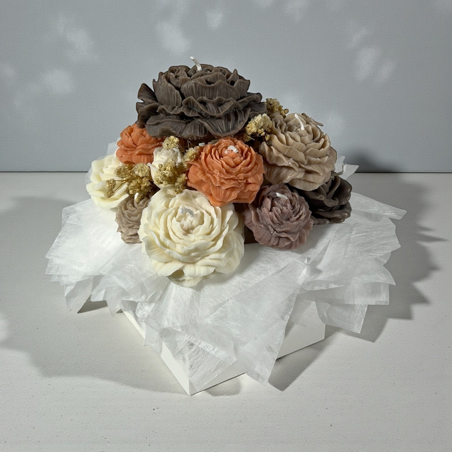 Uniikki suomalainen kynttiläbuketti pionimuotoisista soijavahakynttilöistä kuivakukkoristein – beige, terrakotta ja ruskea