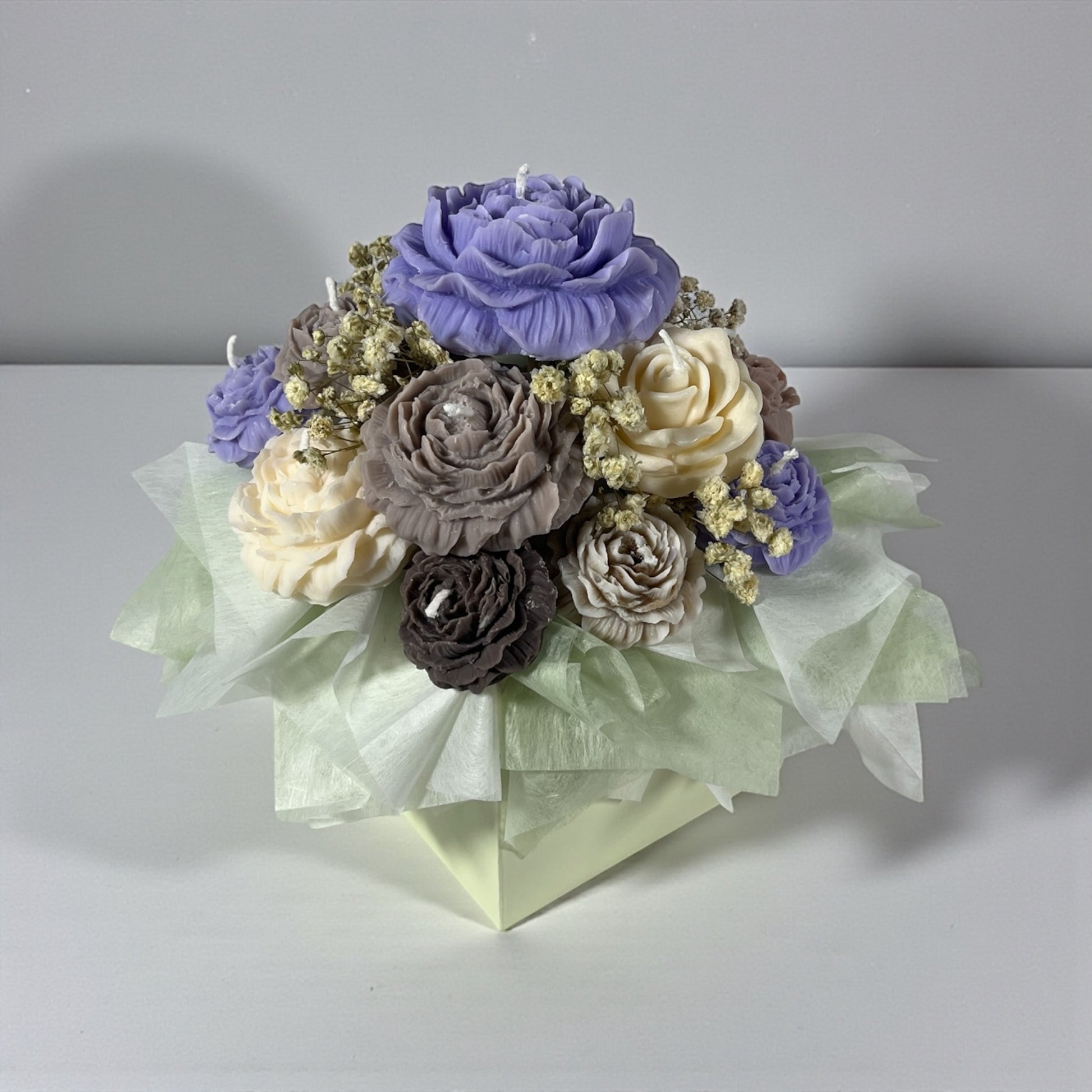 Uniikki suomalainen kynttiläbuketti pionimuotoisista soijavahakynttilöistä kuivakukkoristein