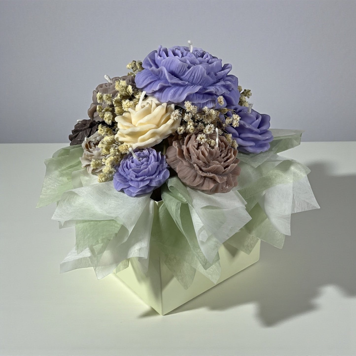 Pastellisävyinen pioni kynttiläkimppu lahjapakkauksessa – 100% soijavaha, käsintehty Suomessa