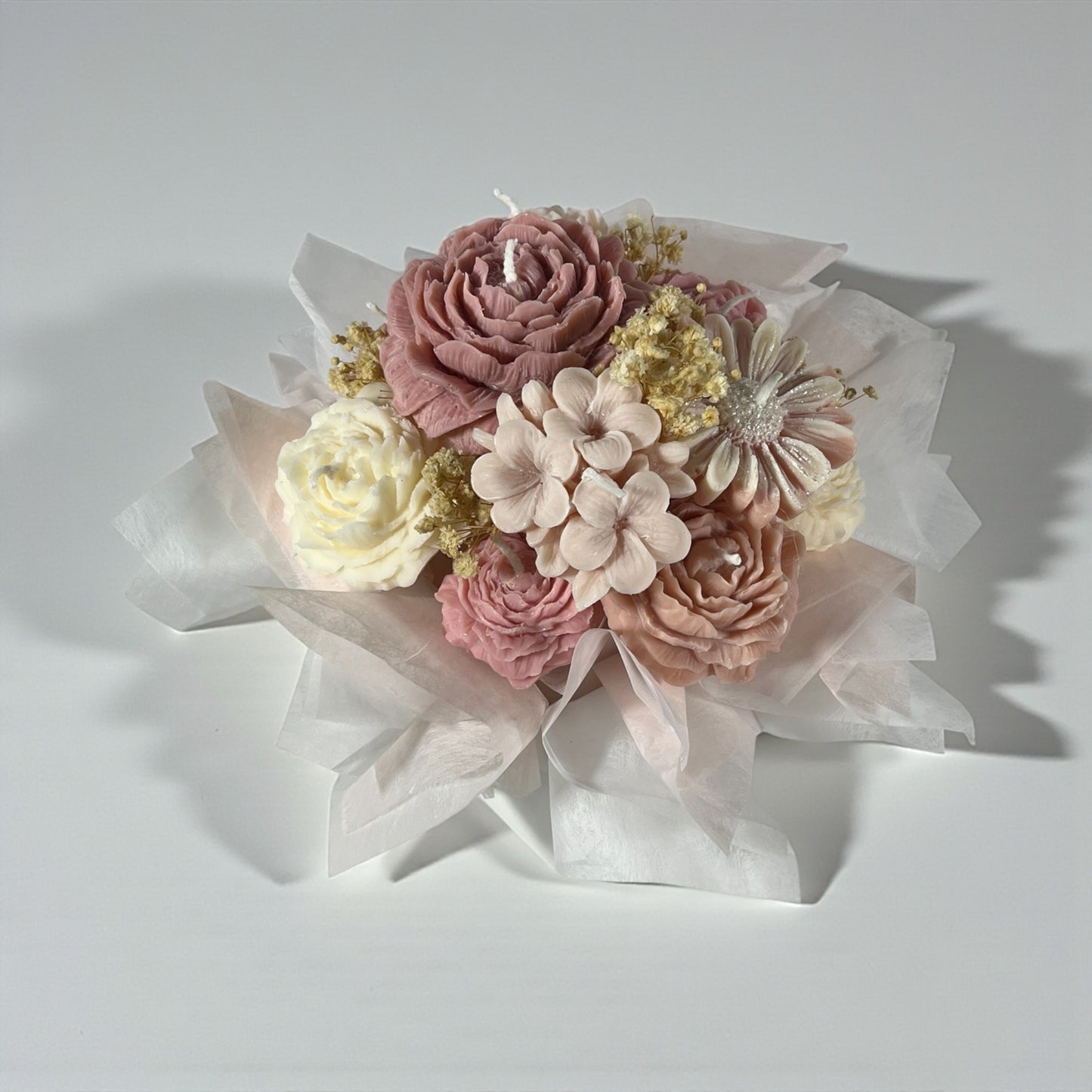 Käsintehty soijavaha kynttiläkimppu pehmeinä nude- ja beigenä pionikynttilöinä valkoisessa lahjarasiassa läpinäkyvällä ikkunalla