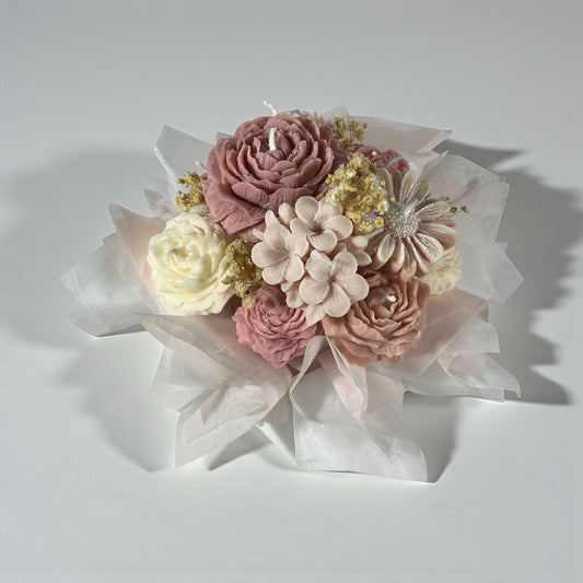 Käsintehty soijavaha kynttiläkimppu pehmeinä nude- ja beigenä pionikynttilöinä valkoisessa lahjarasiassa läpinäkyvällä ikkunalla