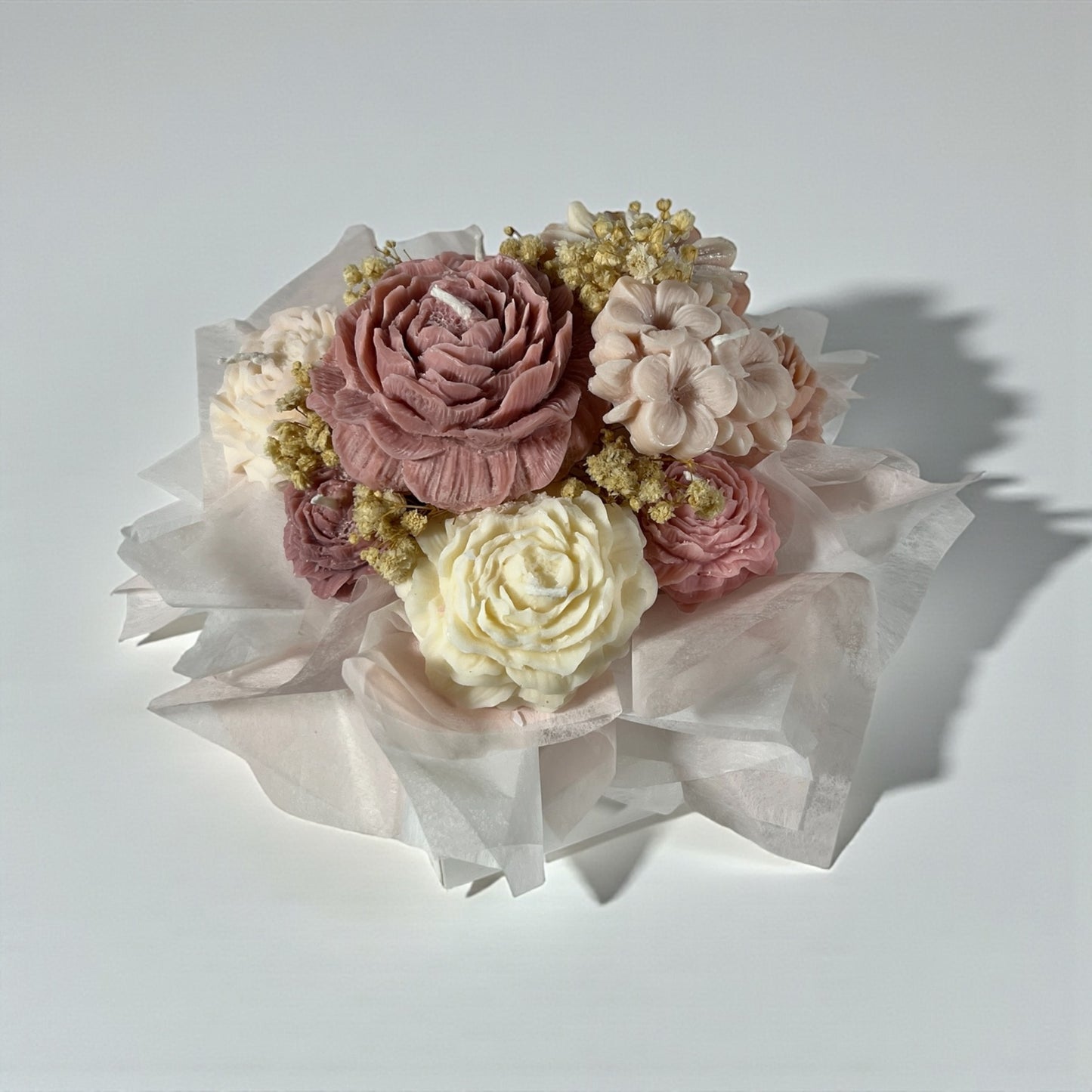 Uniikki suomalainen kynttiläbuketti pionimuotoisista soijavahakynttilöistä kuivakukkoristein – vaaleanpunainen, mauve ja kerma