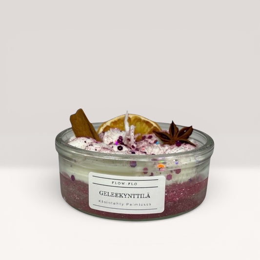 Vaaleanpunainen geelikynttilä appelsiinilla ja kanelilla