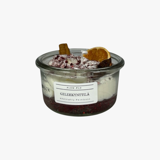 Vininpunainen geelikynttilä appelsiinilla ja kanelilla lasipurkissa