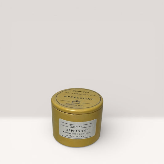 Flow Flo Appelsiini -käsintehty tuoksukynttilä keltaisessa kipsipurkissa, 100 % soijavahaa, appelsiiniviipaleita ympärillä – raikas sitruksinen luonnollinen tuoksukynttilä