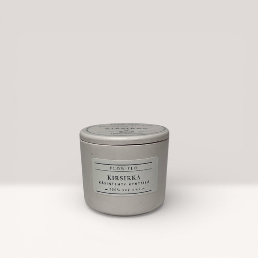 Flow Flo Kirsikka -käsintehty tuoksukynttilä valkoisessa kipsipurkissa, 100 % soijavahaa, kuivattuja kukkaterälehtiä päällä – mehukas hedelmäinen luonnollinen tuoksukynttilä