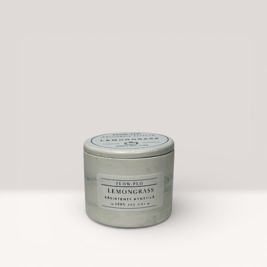 Flow Flo Lemongrass -käsintehty tuoksukynttilä vaaleassa kipsipurkissa, 100 % soijavahaa, kuivattu ruusunnuppu päällä – raikas sitruksinen luonnollinen tuoksukynttilä